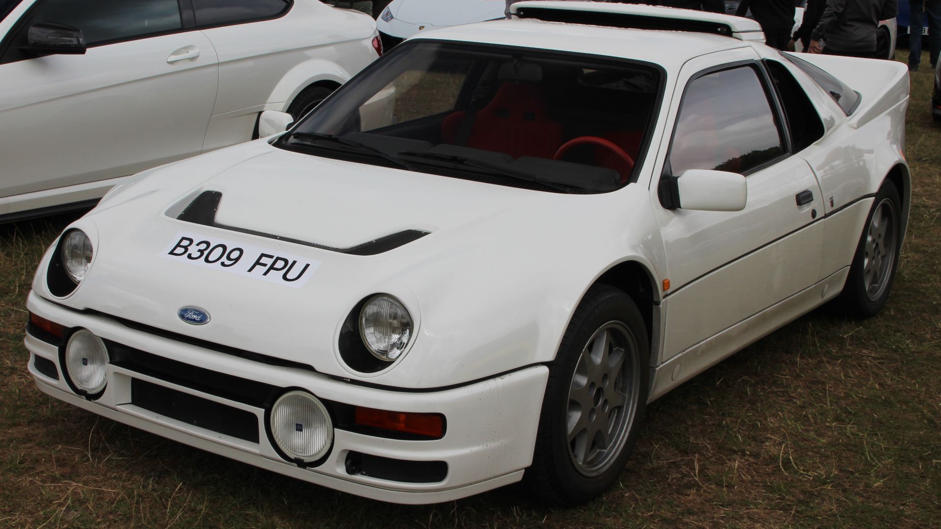 File:White Ford RS200.jpg