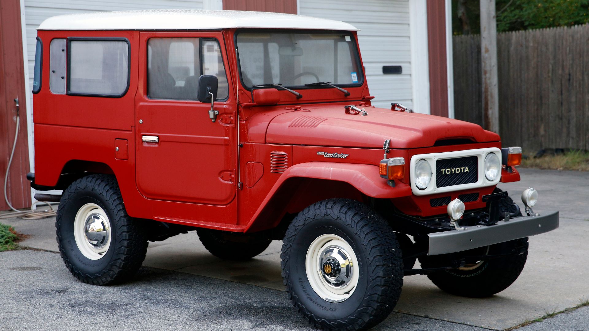 File:1982 Toyota Land Cruiser FJ40 in Freeborn Red, front right.jpg