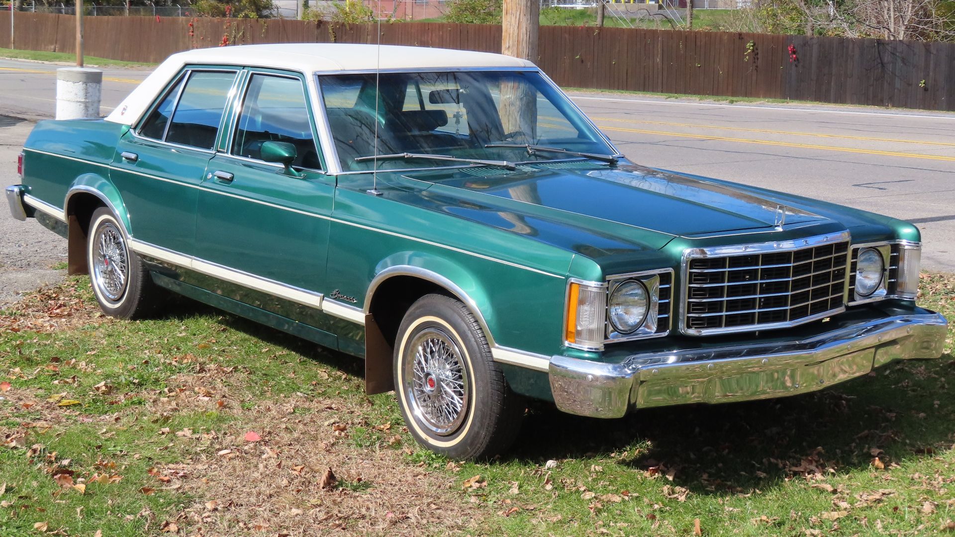 File:1977 Ford Granada Ghia 4-door sedan, front right, 10-26-2024.jpg