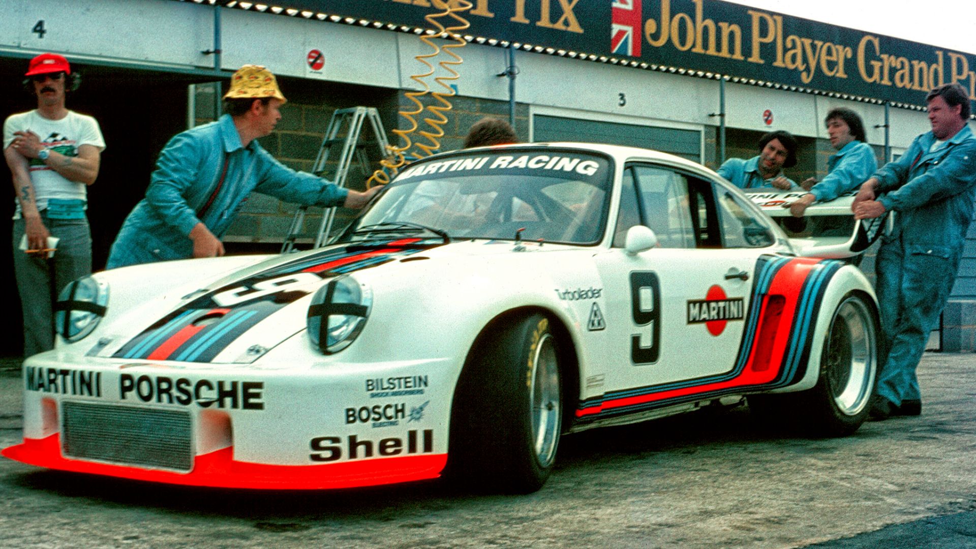 File:Porsche935 (1976-early version) pits.jpg