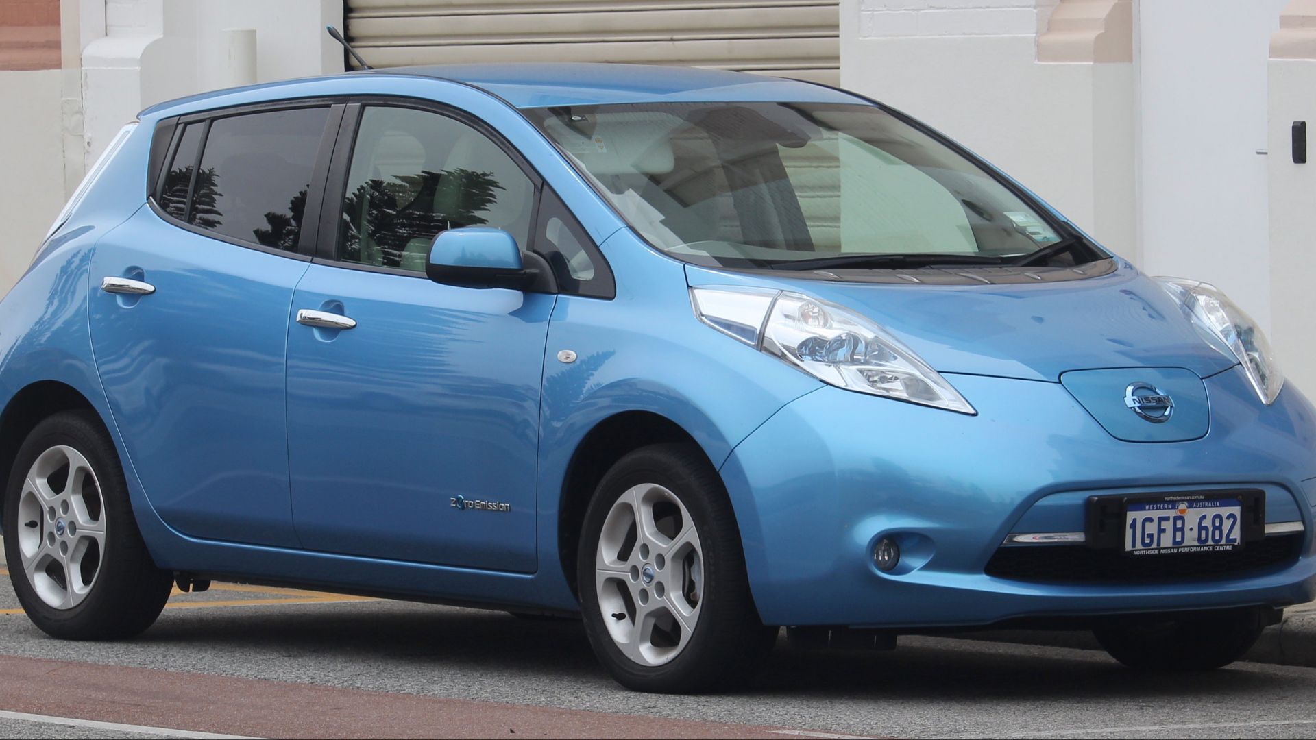 File:2017 Nissan LEAF (ZE0 MY17) hatchback (2018-11-02) 01.jpg