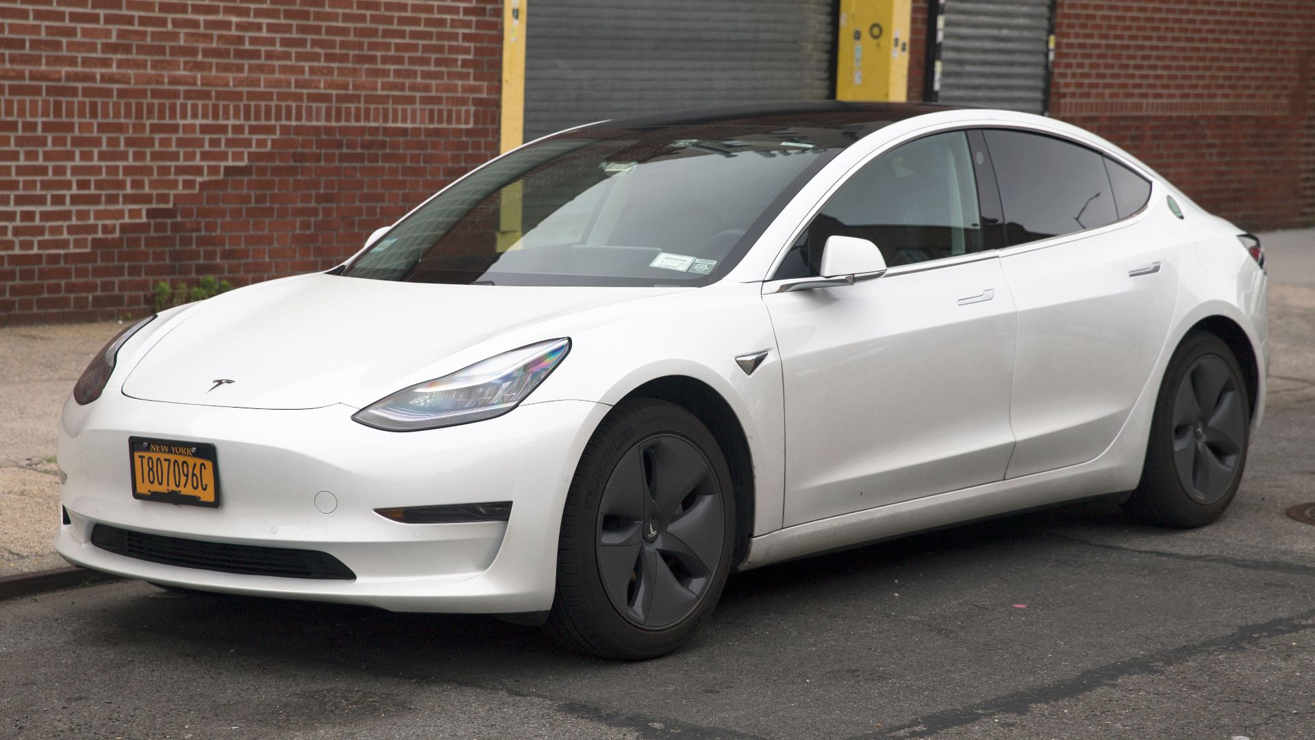 File:2020 Tesla Model 3 on taxi plates, Long Island City (front left).jpg