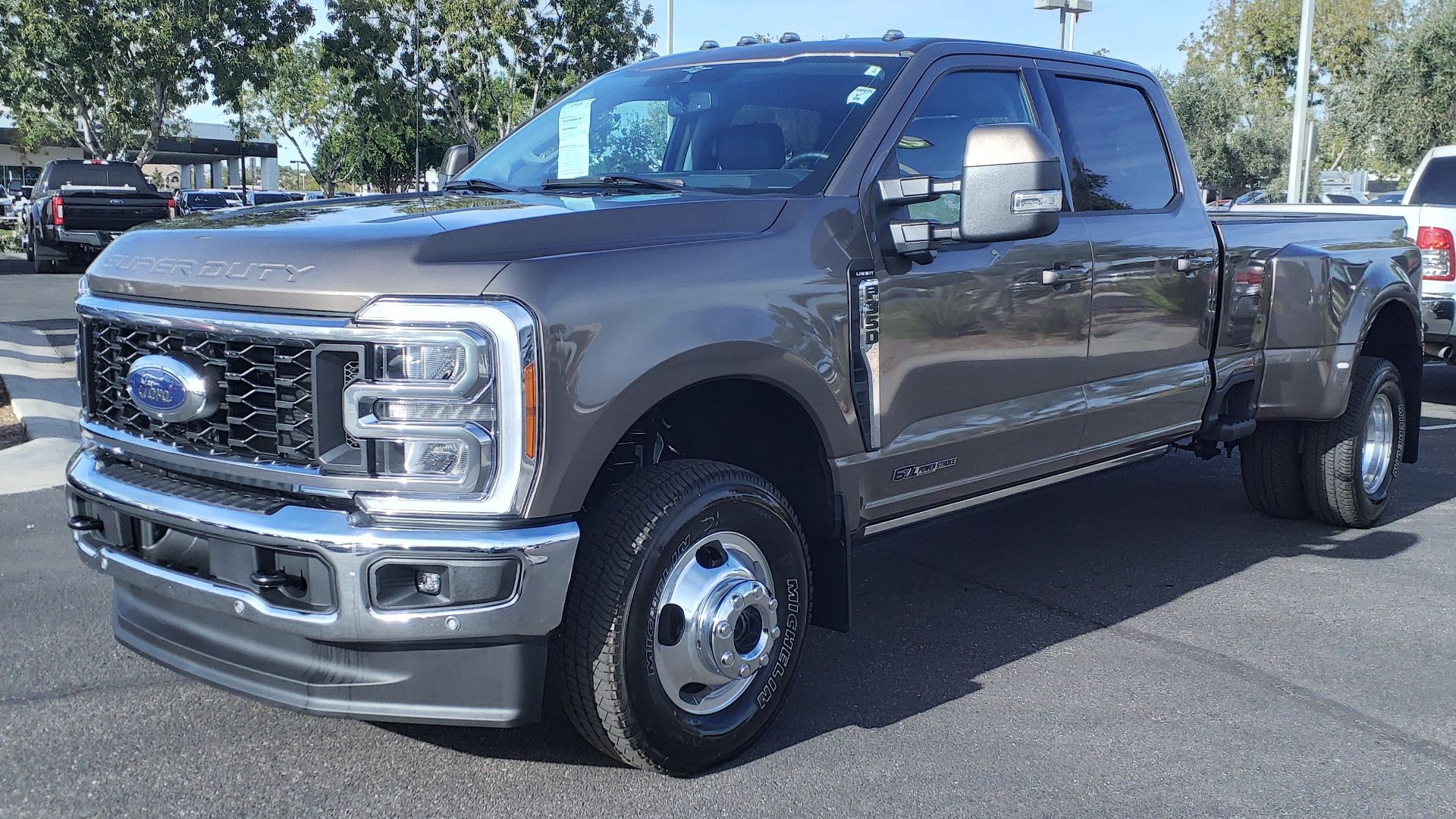 File:23 Ford F-350 Super Duty Lariat.jpg