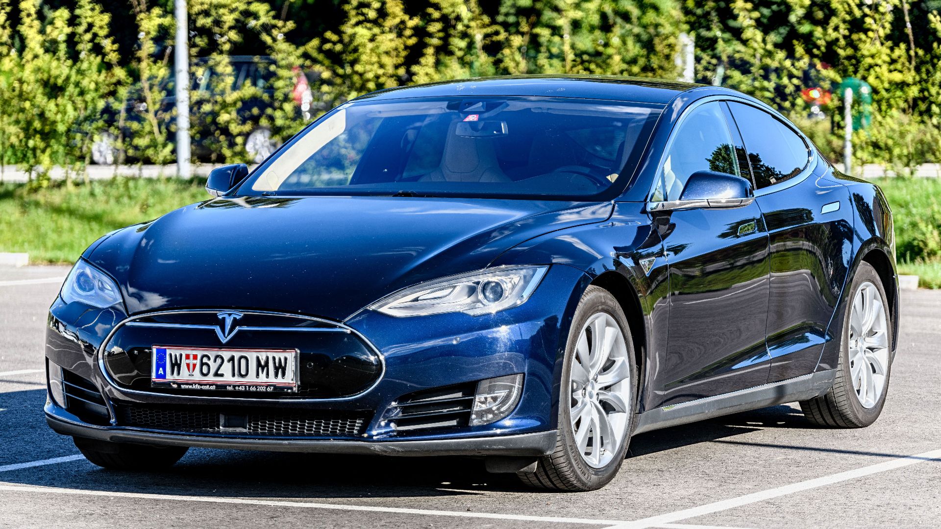 File:20180630 Tesla Model S 70D midnight blue left front Tesla Model S 70D 2015 front left 2.jpg