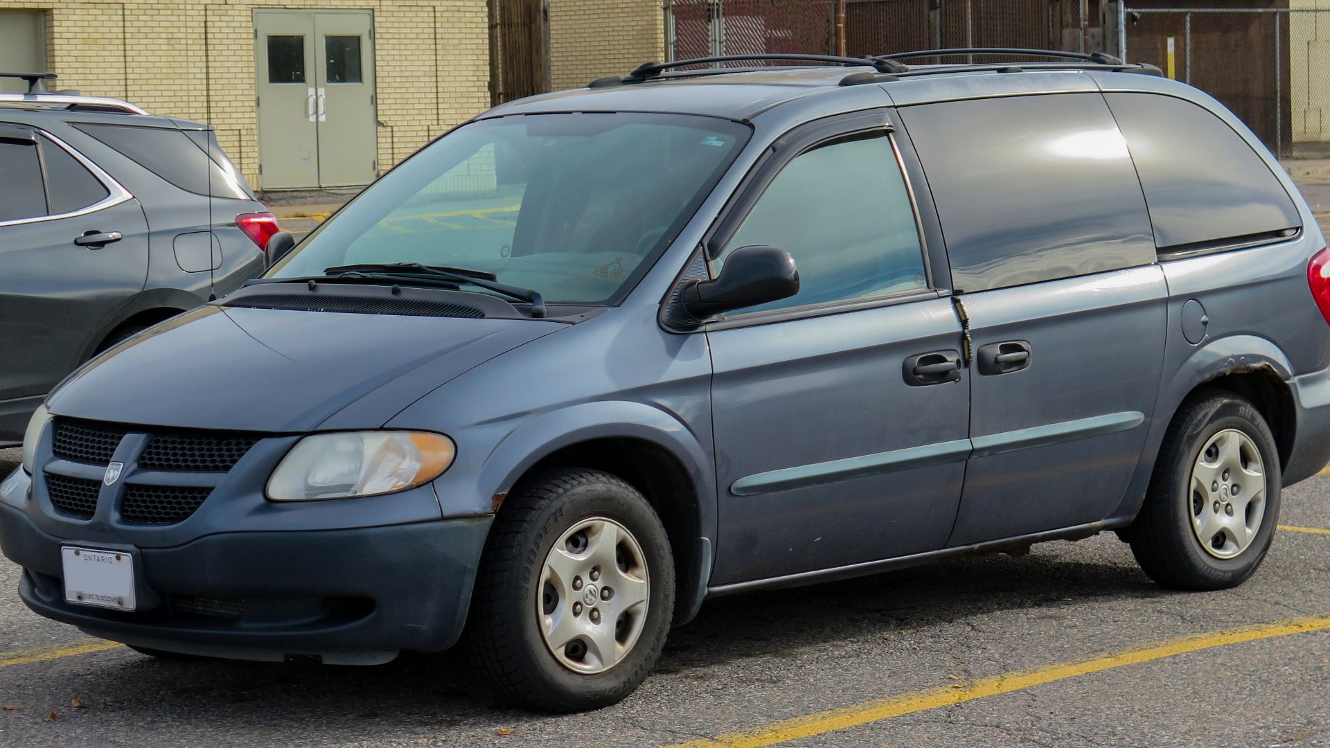 File:2002 Dodge Caravan SE in Steel Blue Pearl, Front Left, 10-28-2022.jpg