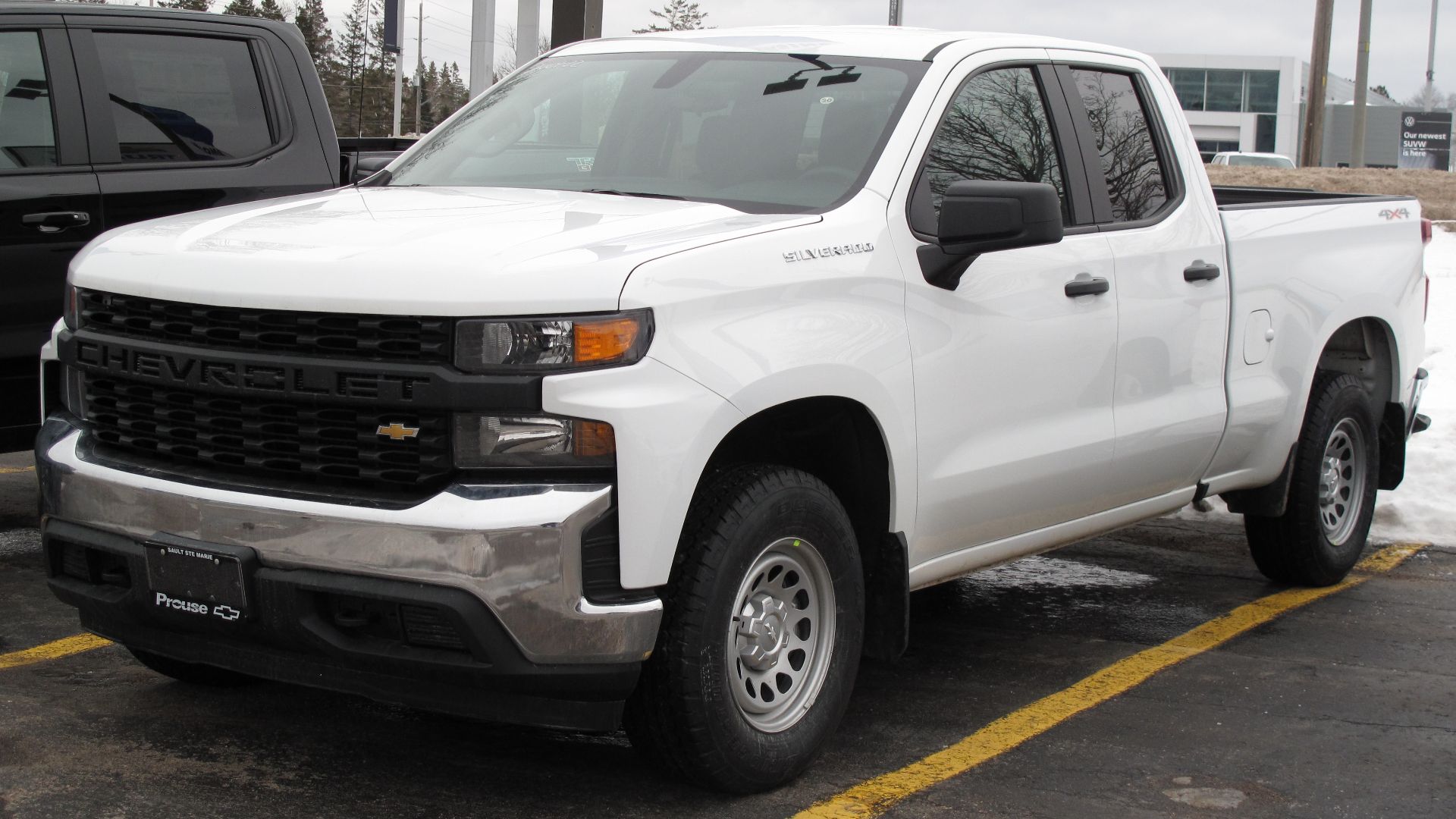 File:2022 Chevrolet Silverado 1500 WT in Summit White, Front Left, 12-25-2021.jpg