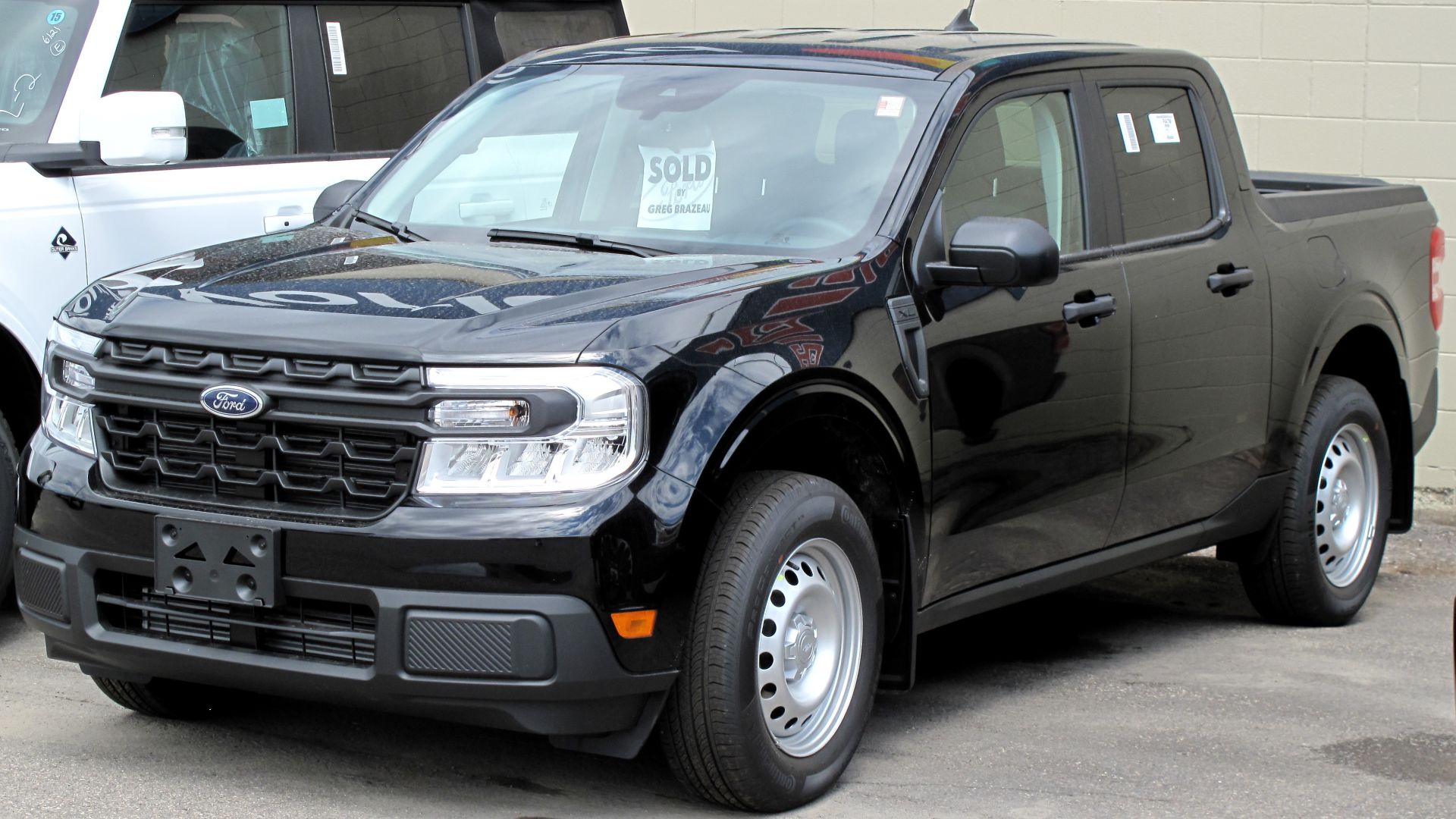 File:2022 Ford Maverick XL in Shadow Black, Front Left, 06-26-2022.jpg