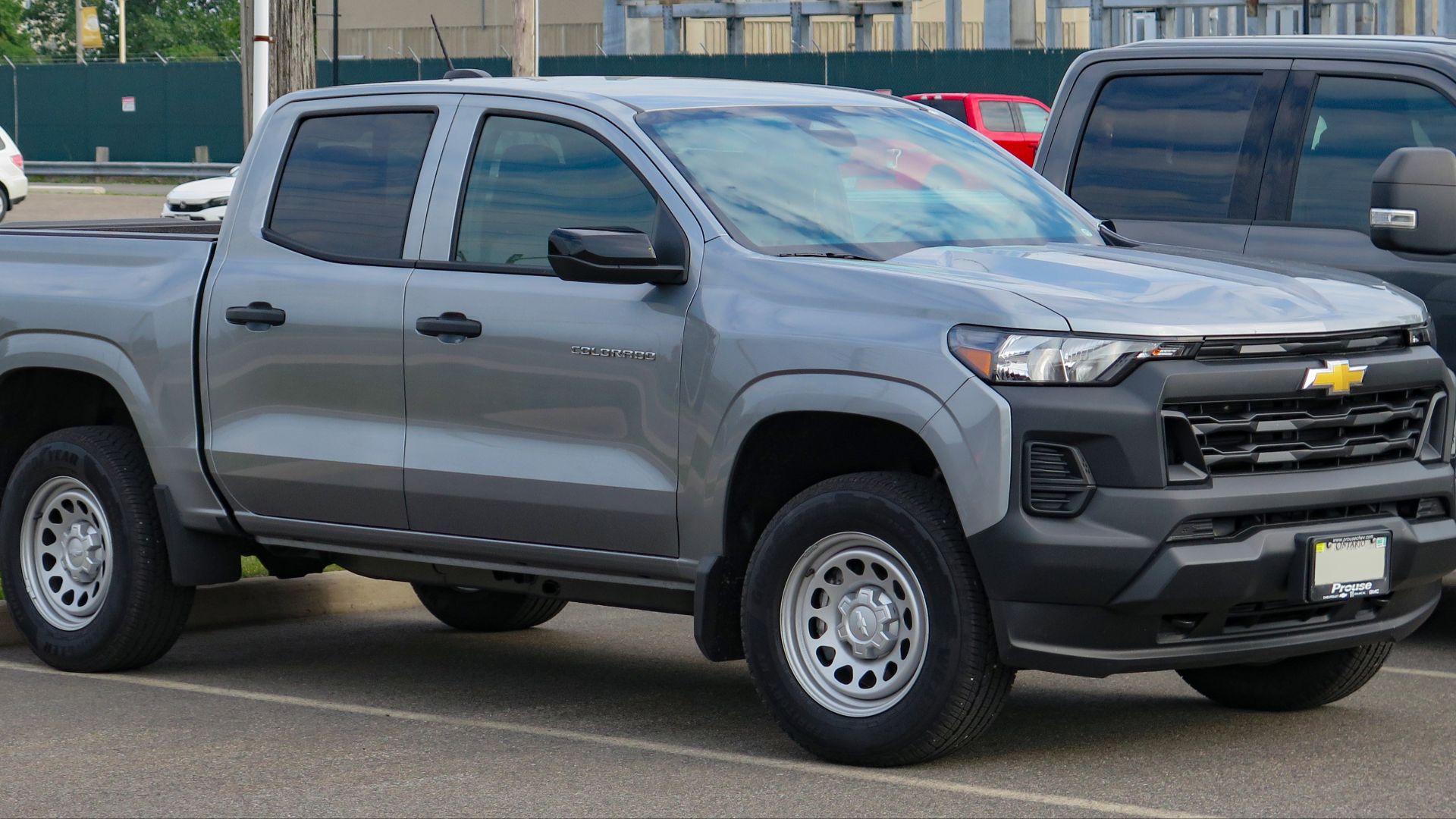 File:2023 Chevrolet Colorado WT 4WD in Sterling Grey Metallic, Front Right, 08-19-2023.jpg