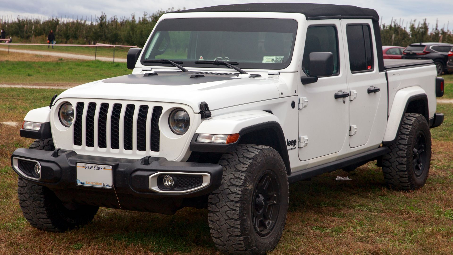 File:2021 Jeep Gladiator Sport in Bright White, front left.jpg