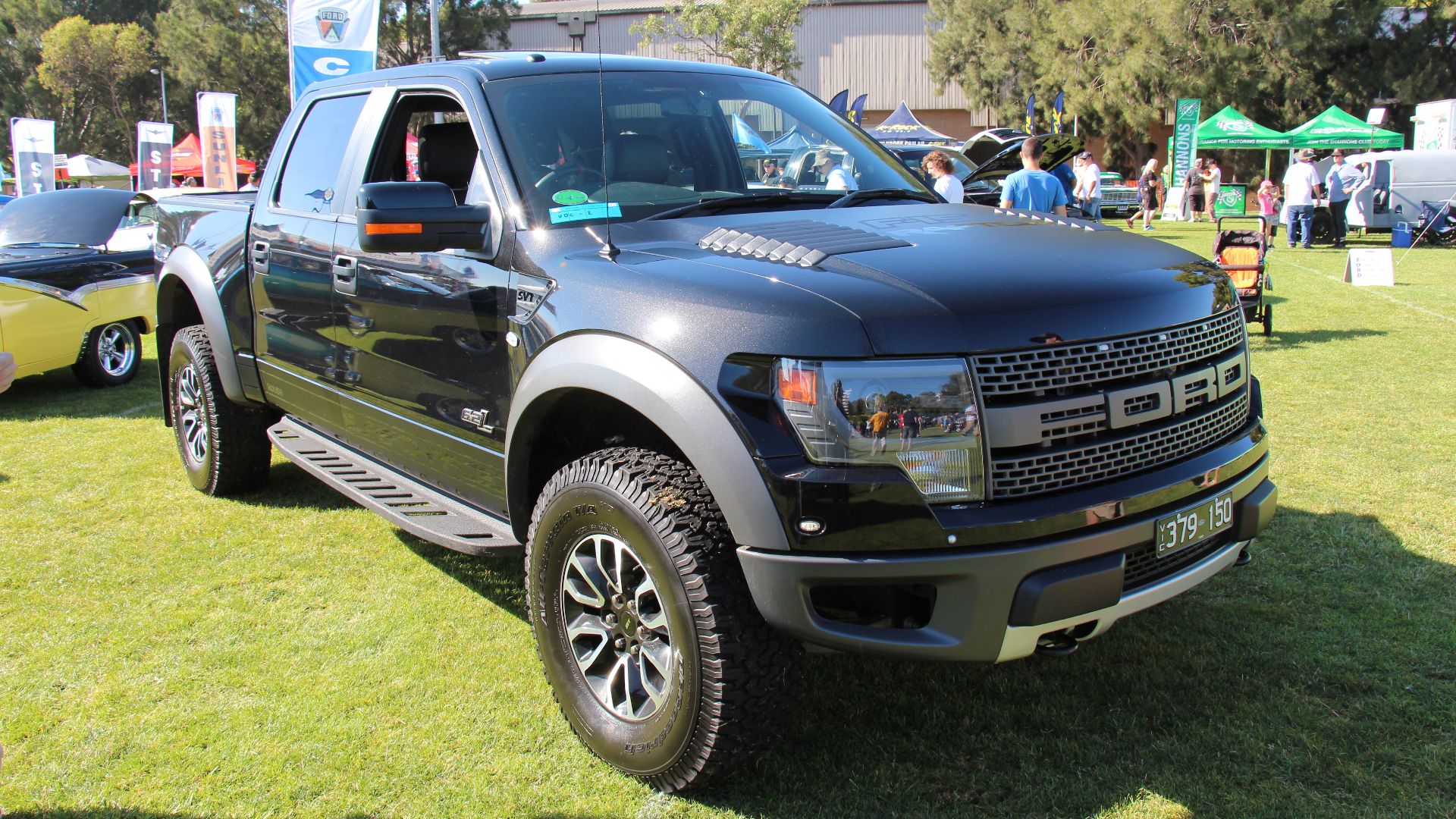 File:2014 Ford F150 Raptor Pickup (20559176614).jpg