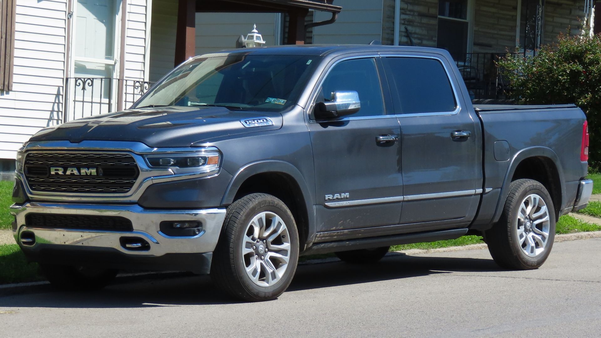 File:2022 Ram 1500 Limited Crew Cab 4x4, front left, 05-09-2023.jpg