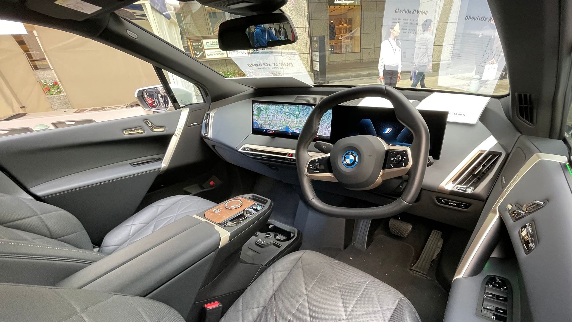File:BMW iX xDrive40 (ZAA-12CF89S) interior.jpg