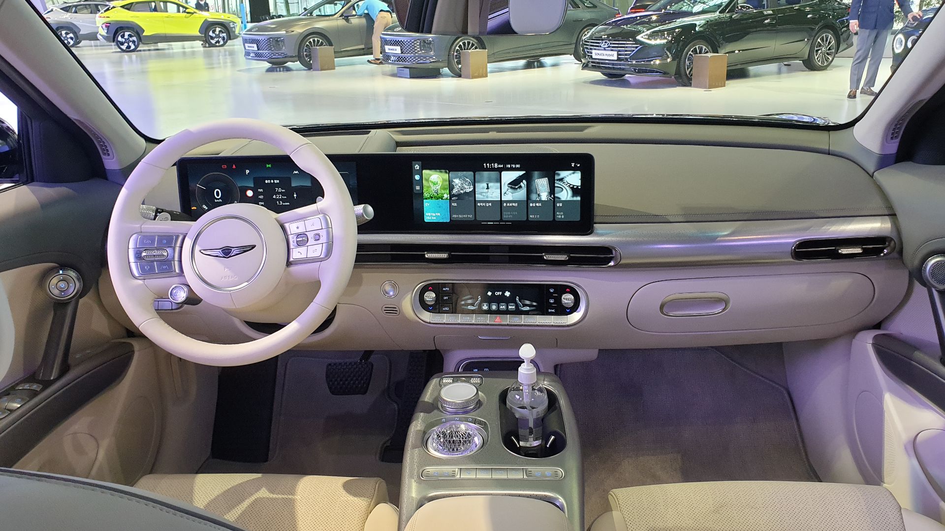 File:Genesis GV60 JW1 SDS I Ash Gray Glacier White Two-tone (3).jpg