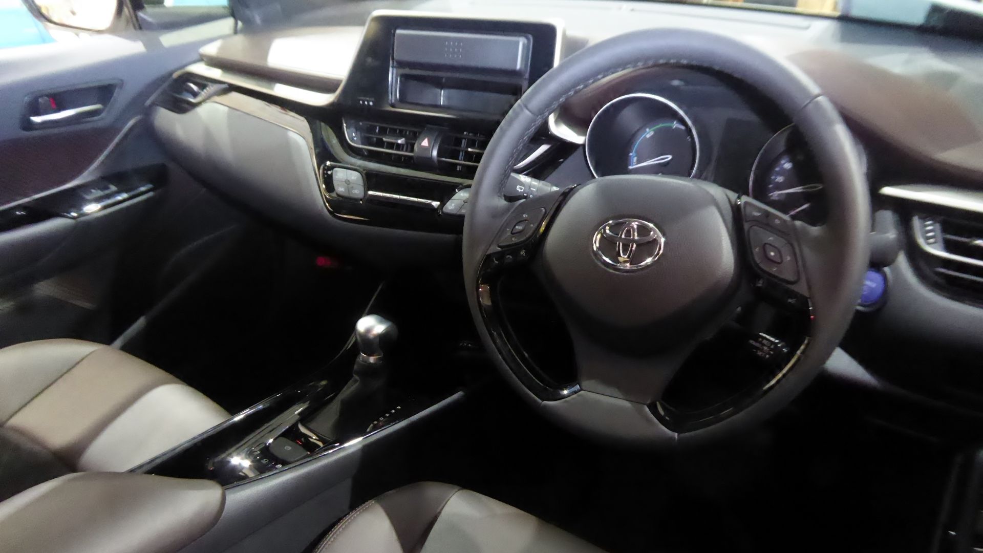 File:The interior of Toyota C-HR G (DAA-ZYX10).jpg