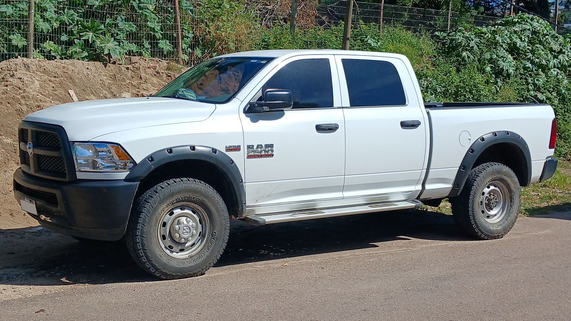 File:Ram 2500 HD (DS) Tradesman Crew Cab 6ft Bed in Maldonado.jpg