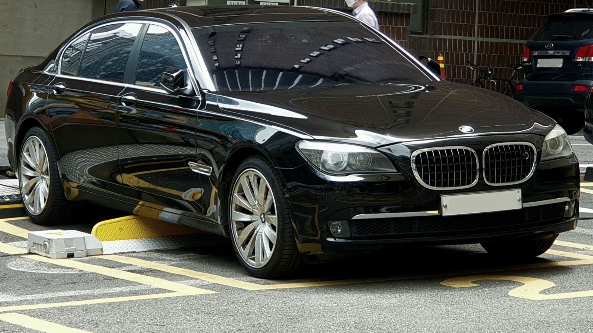 File:BMW F02 760Li Black Sapphire Metallic (5).jpg
