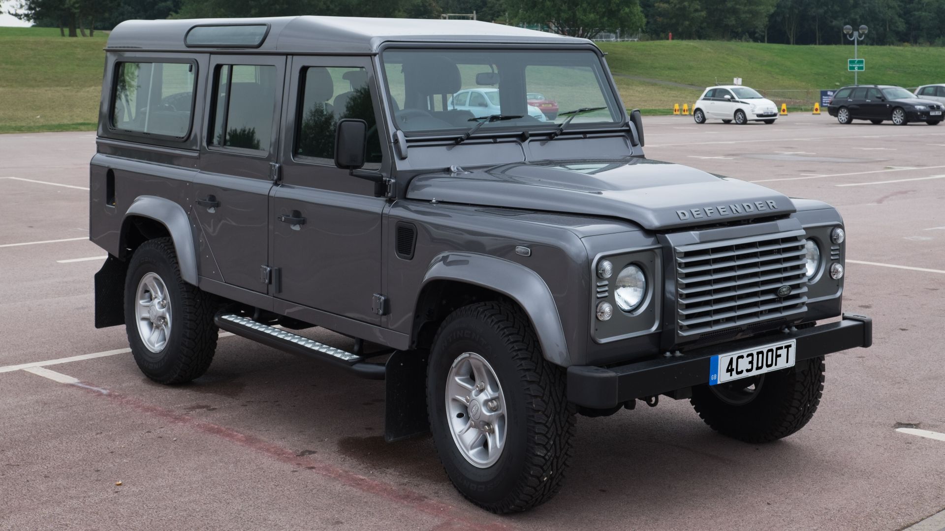 File:Land Rover Defender 110 Station Wagon 2016 - front.jpg