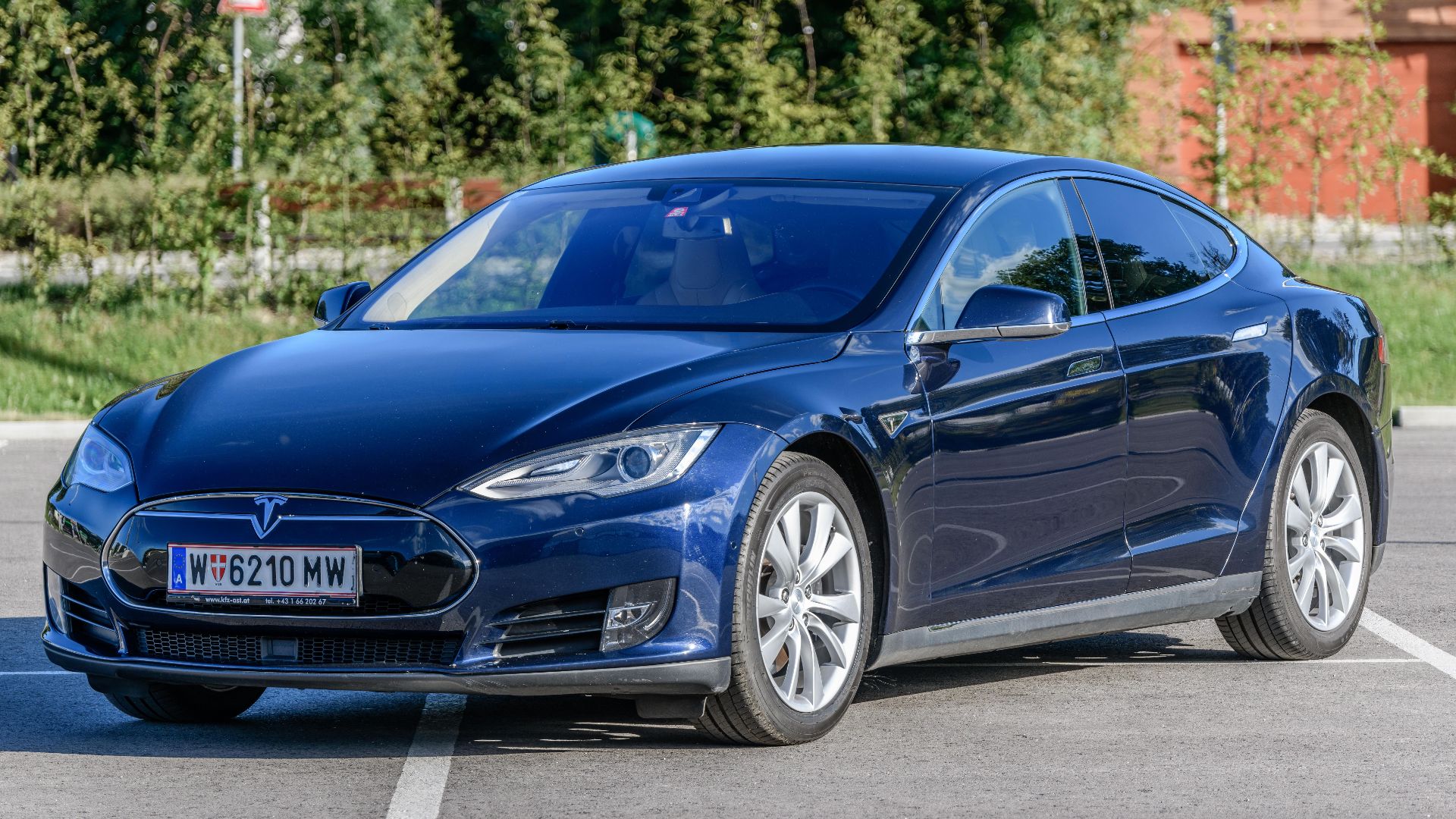 File:20180630 Tesla Model S 70D 2015 midnight blue left front.jpg