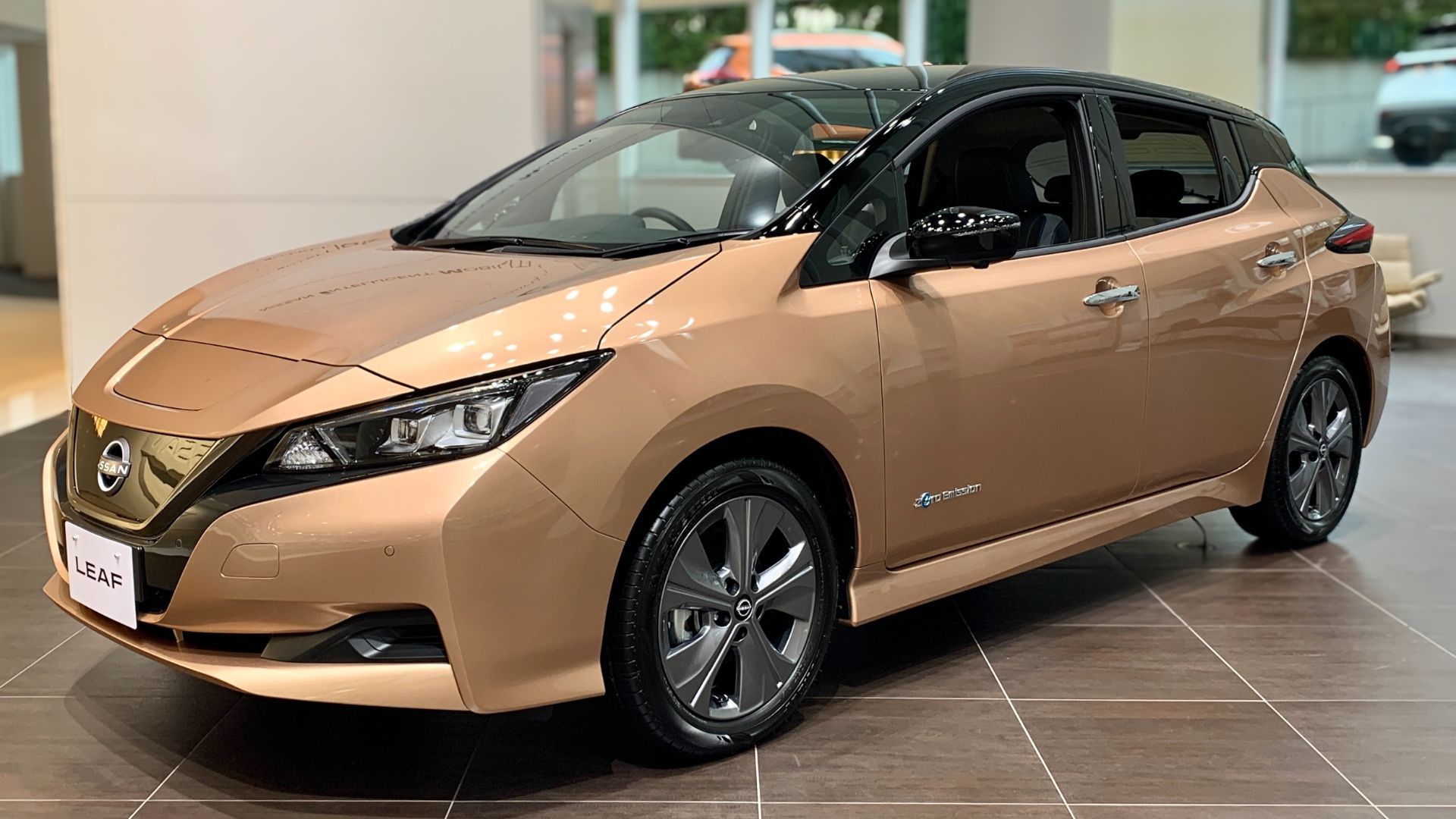 File:Nissan Leaf (ZE1) Urban Chrome,2021,front-left.jpg