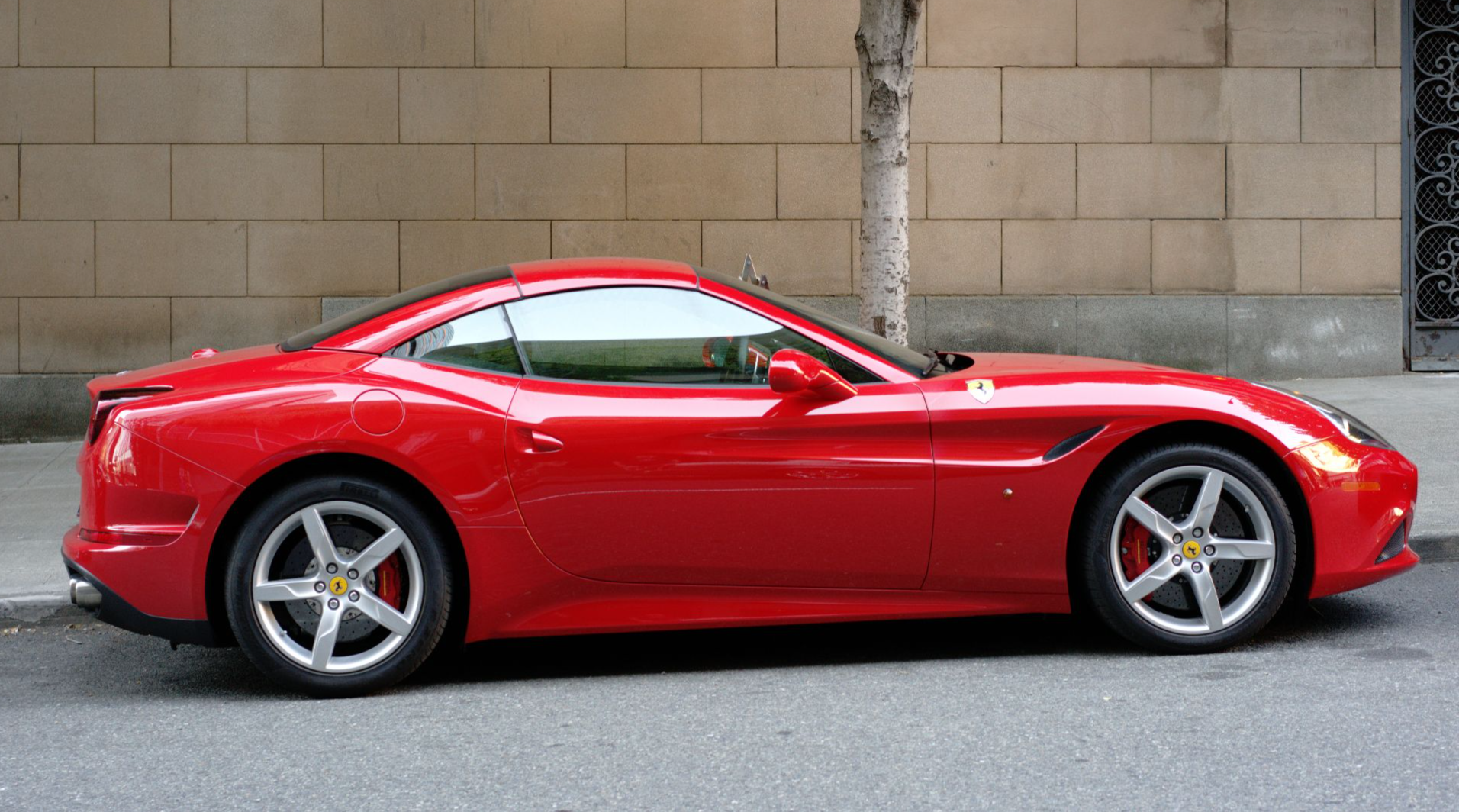 File:Ferrari California T right side.jpg