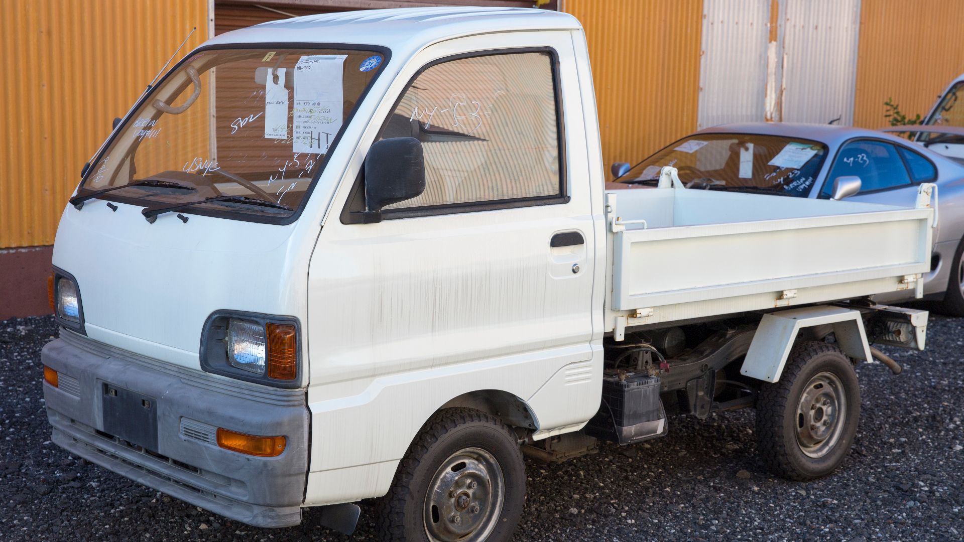 File:1994 Mitsubishi Minicab TD 4WD dropside truck, front left (Newark).jpg