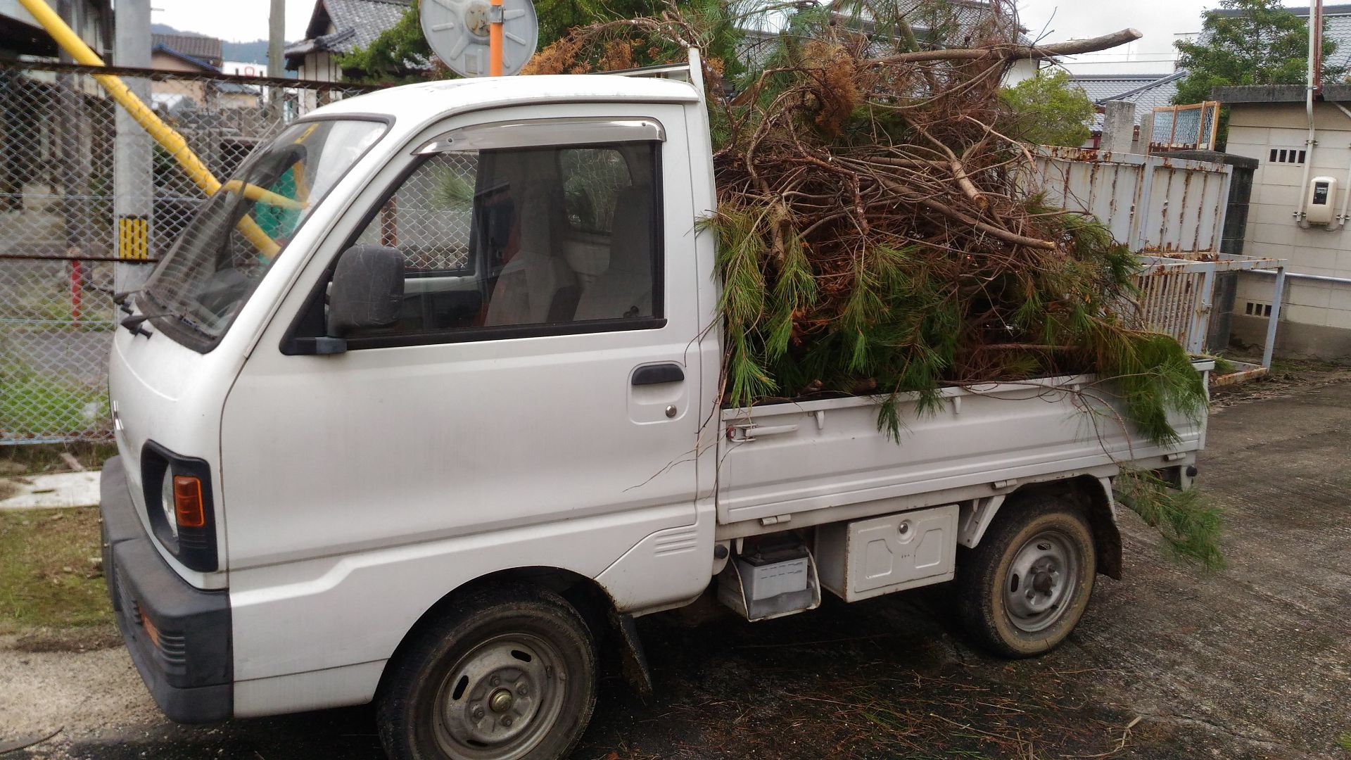 File:Mitsubishi Minicab TD lichte vrachtwagen geladen met takken in de gemeente Yakage, -28 september 2016 11：25.jpg