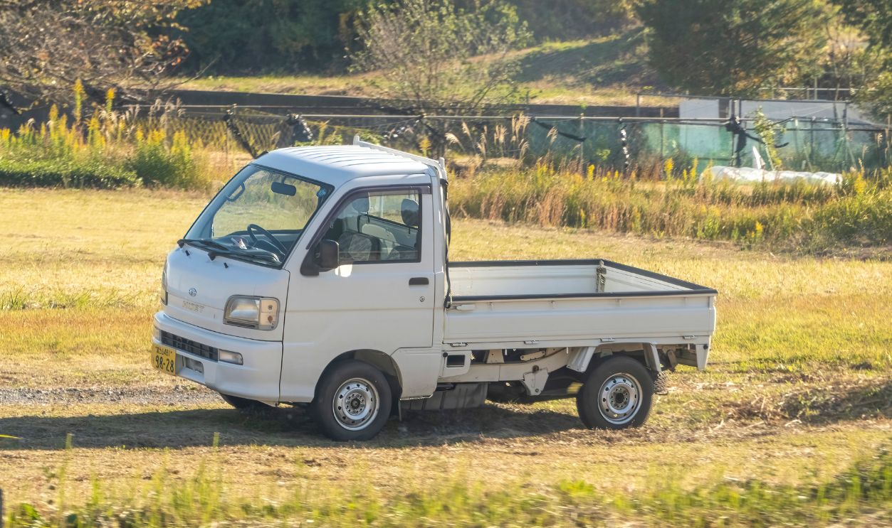 A Daihatsu Hijet vehicule, a cab over microvan and kei truck