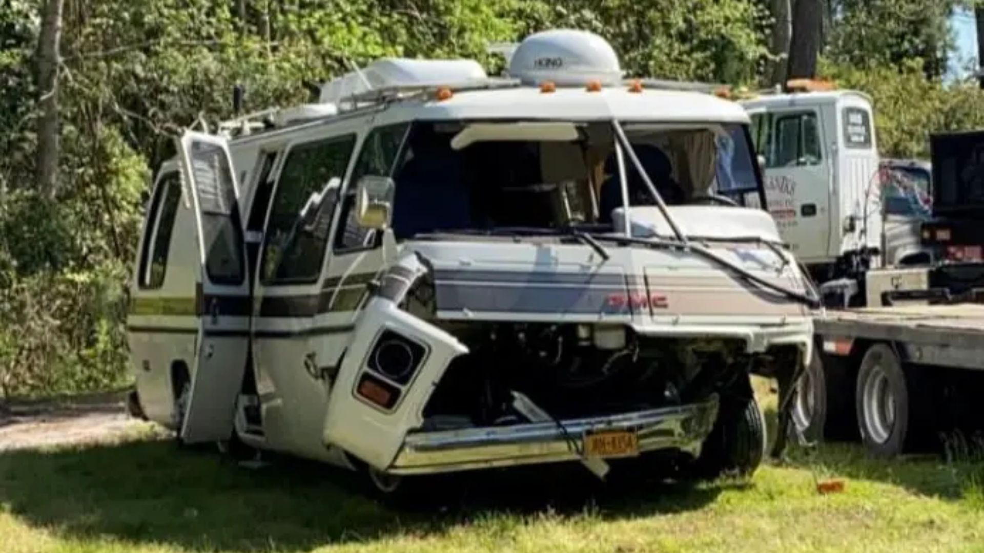 File:Wrecked GMC ELEGANZA.webp