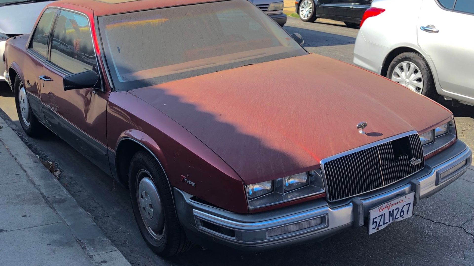 File:1986 Buick Riviera T-Type in Maroon, front right.jpg