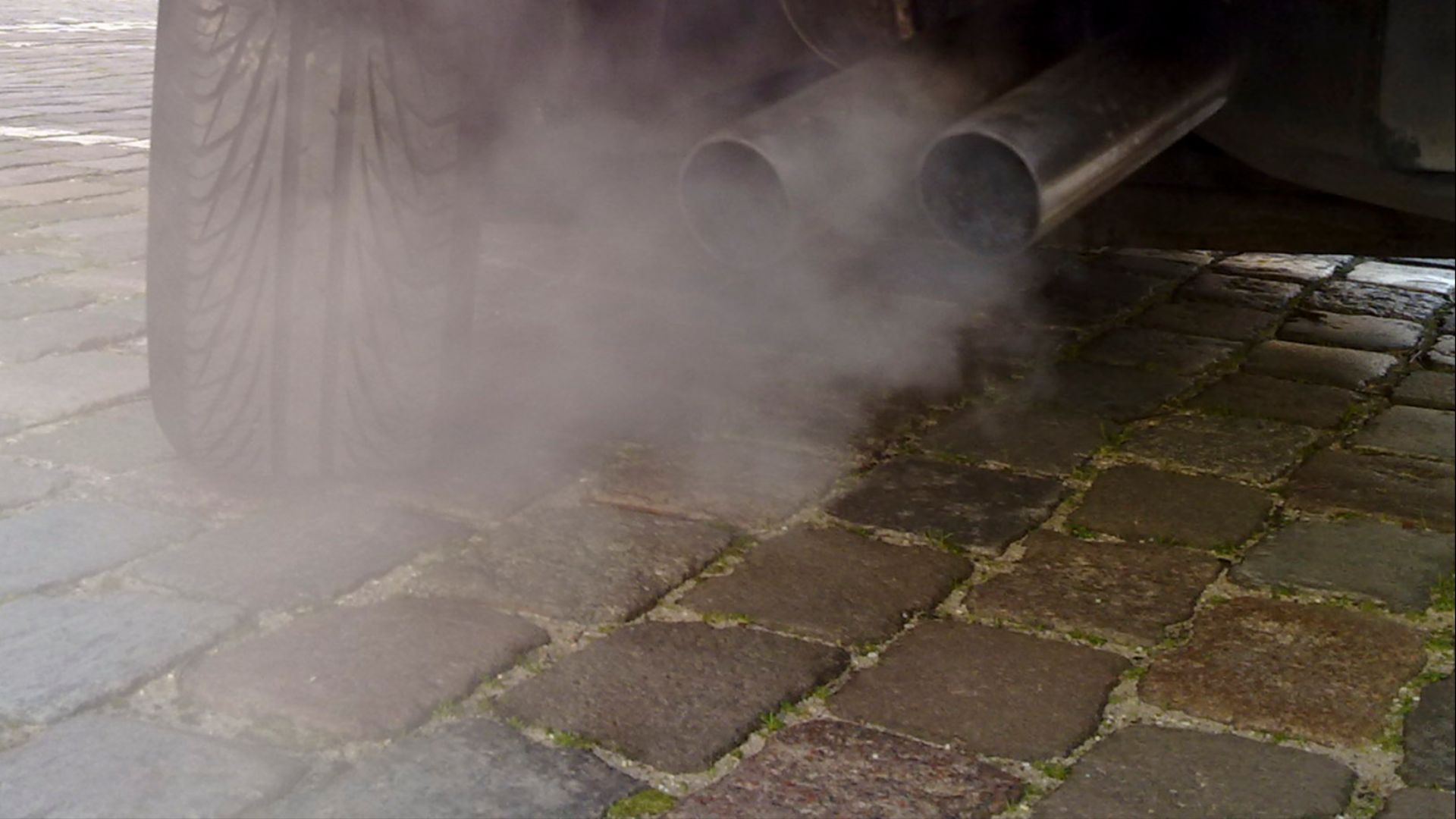 File:Automobile exhaust gas.jpg