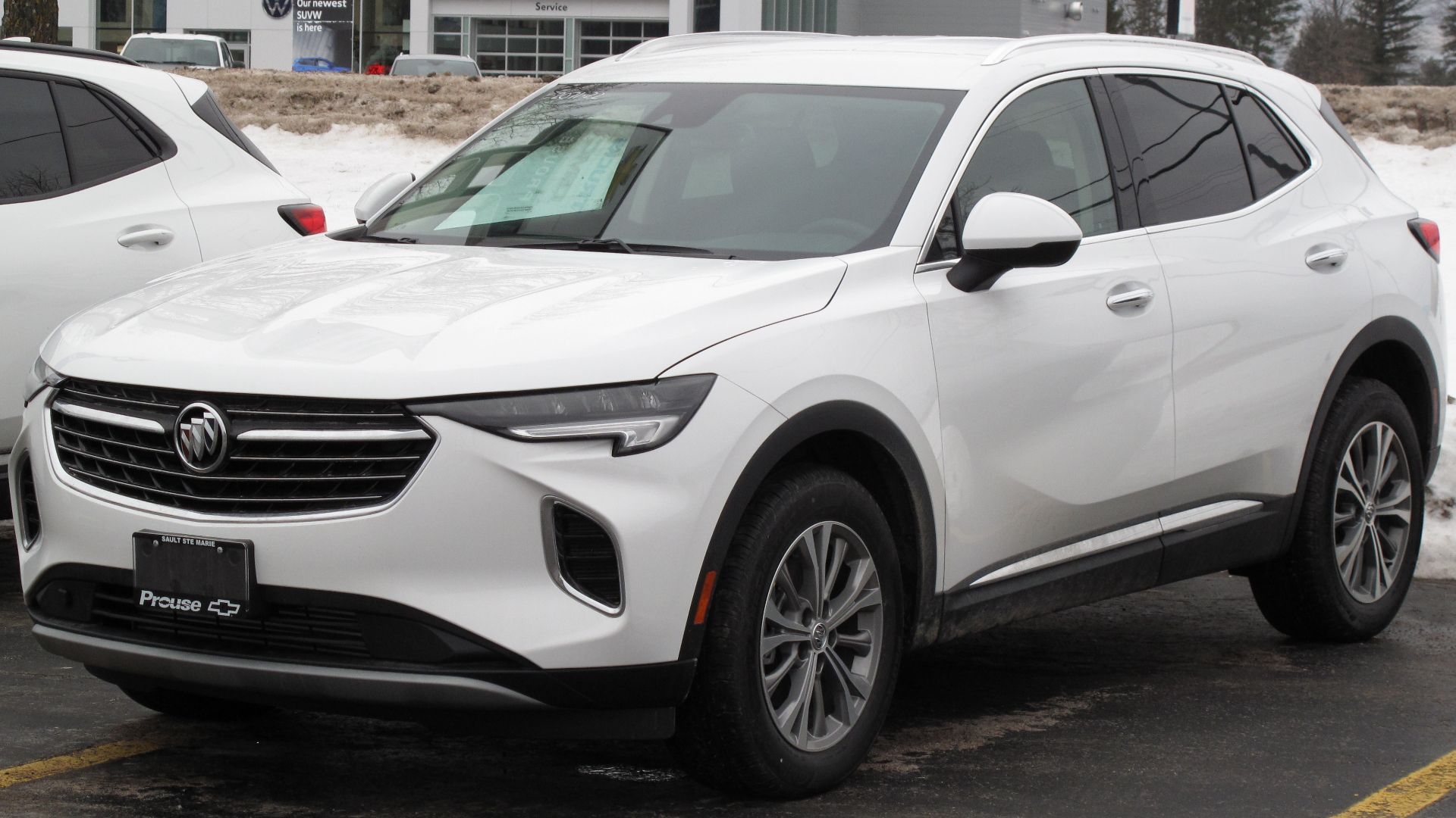 File:2022 Buick Envision Preferred in Summit White, Front Left, 12-25-2021.jpg