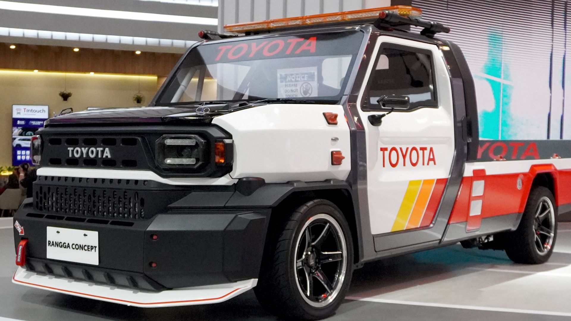 File:Toyota Rangga Concept flat deck (Indonesia) front view.jpg