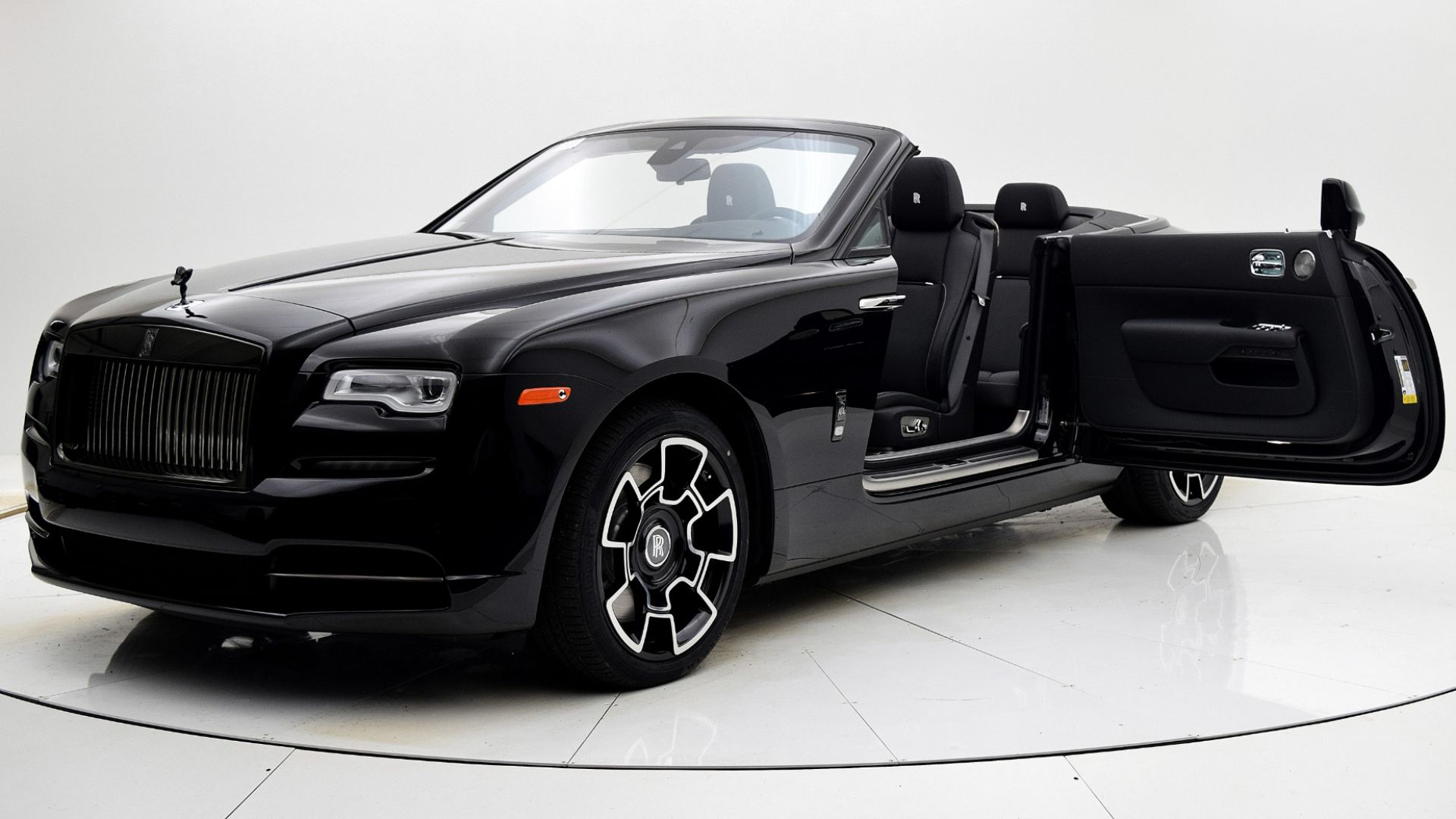 File:Rolls royce dawn black badge.jpg