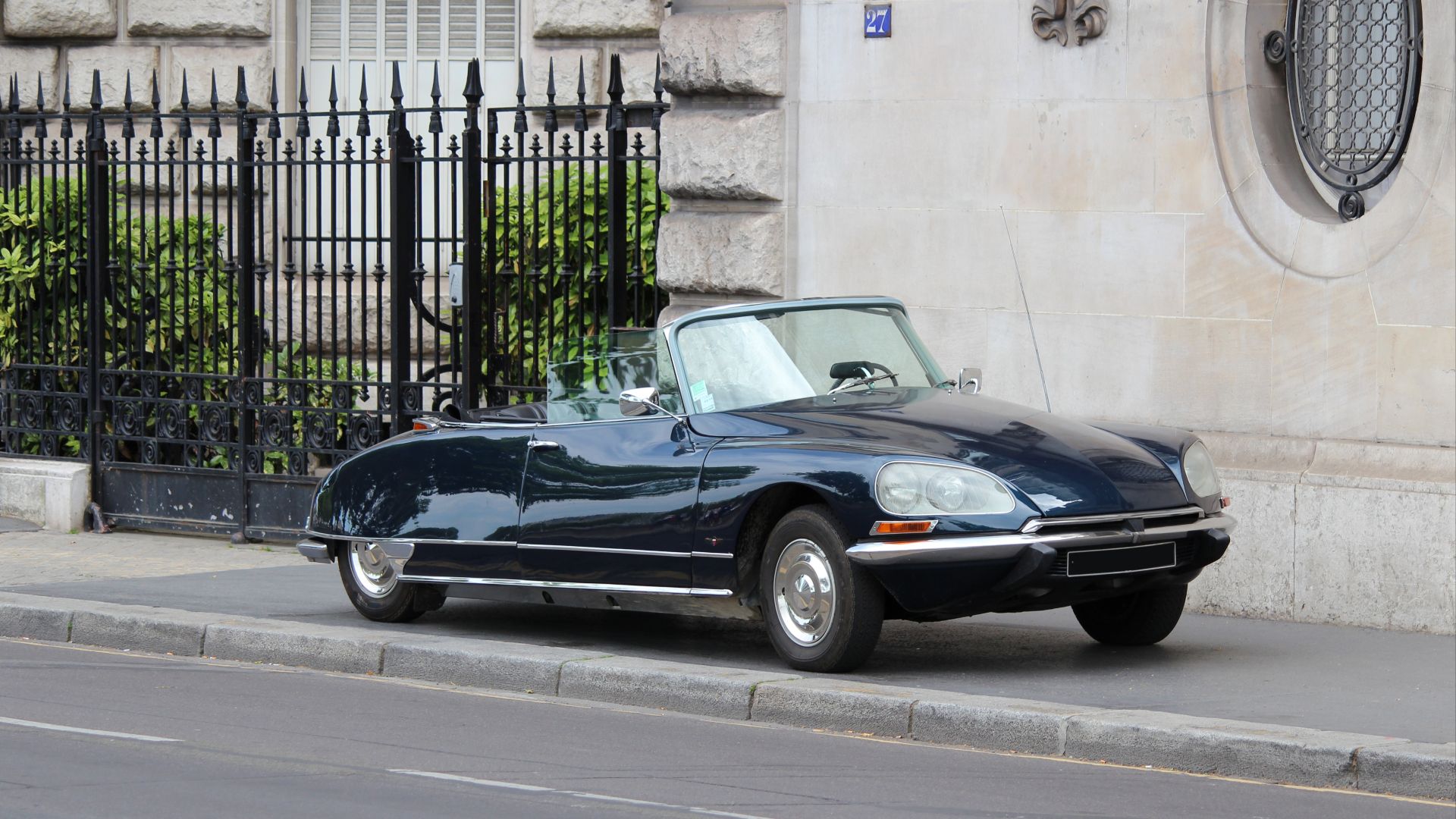 File:Citroën DS 21 27 Quai Anatole France license plate blanked 2012-06-02.jpg