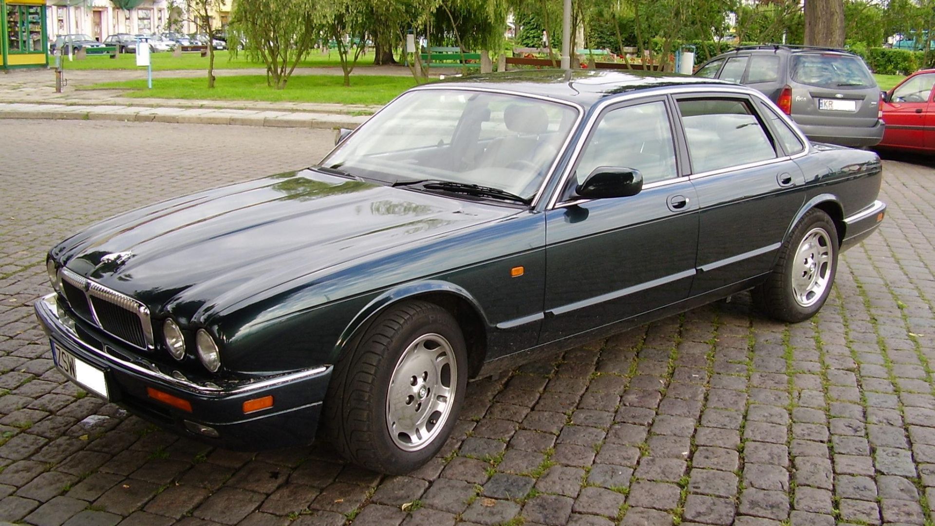 File:Jaguar XJ Świnoujście1.JPG