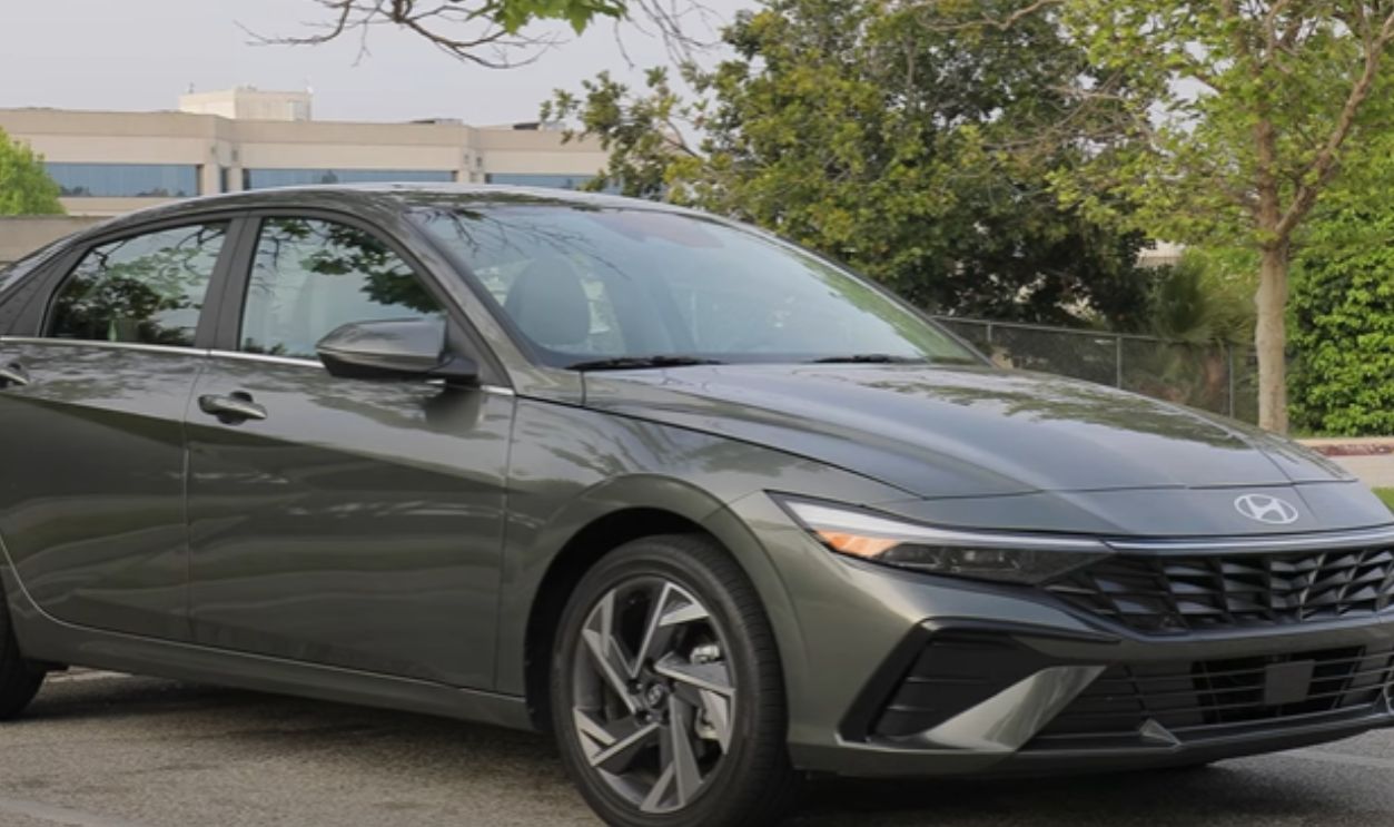 2025 Hyundai Elantra SE ($23,370)