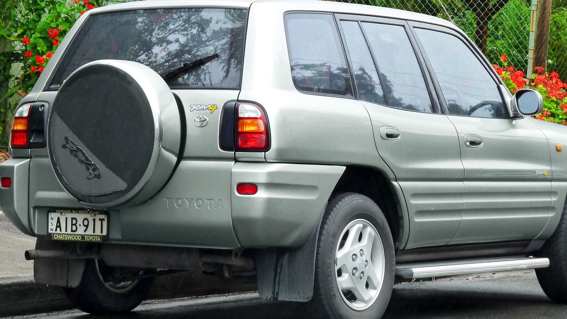 File:1999 Toyota RAV4 (SXA11R) Cruiser wagon (2011-11-17) 02.jpg