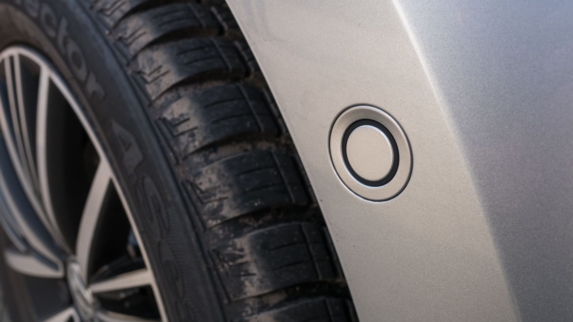 File:VW Golf VII - Parking sensor 02.jpg