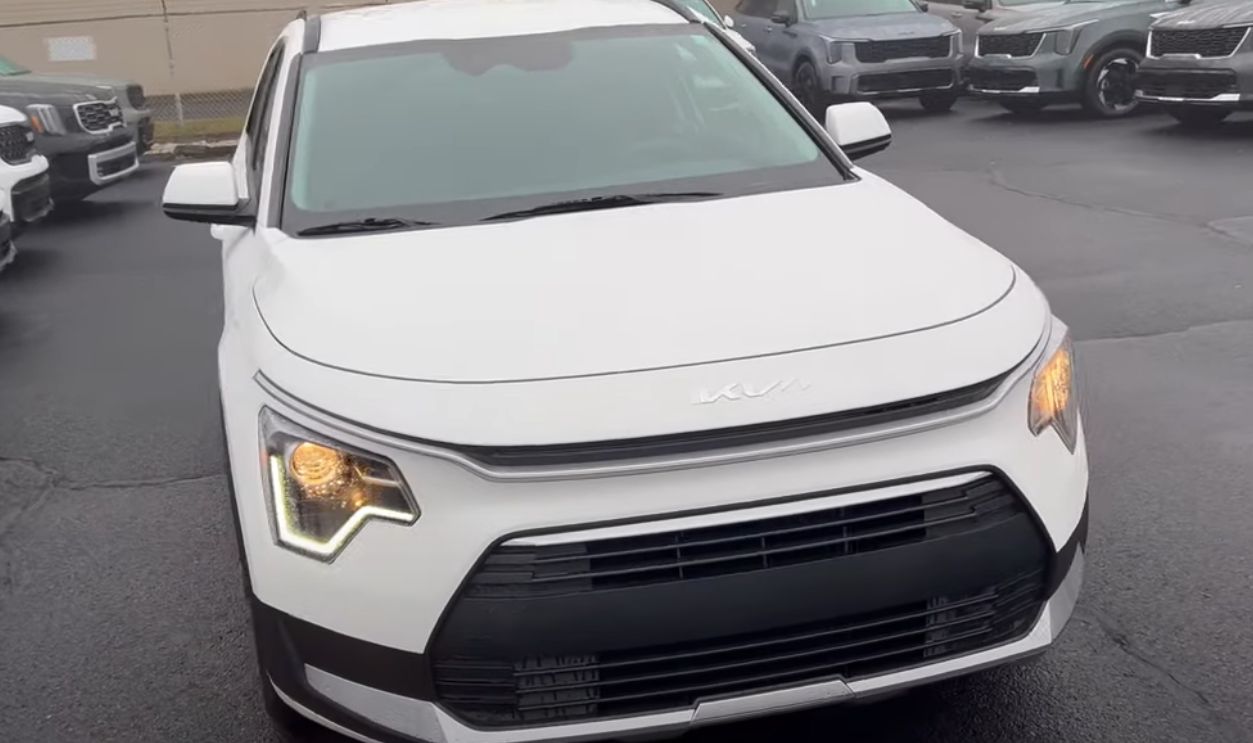 2025 Kia Niro Hybrid LX ($28,385)