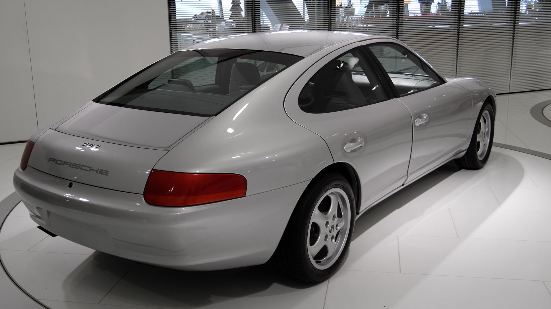 File:Porsche 989 Prototyp schräghinten.jpg
