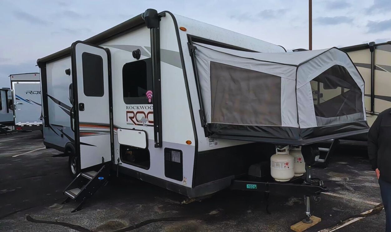 Forest River Rockwood Roo 233S