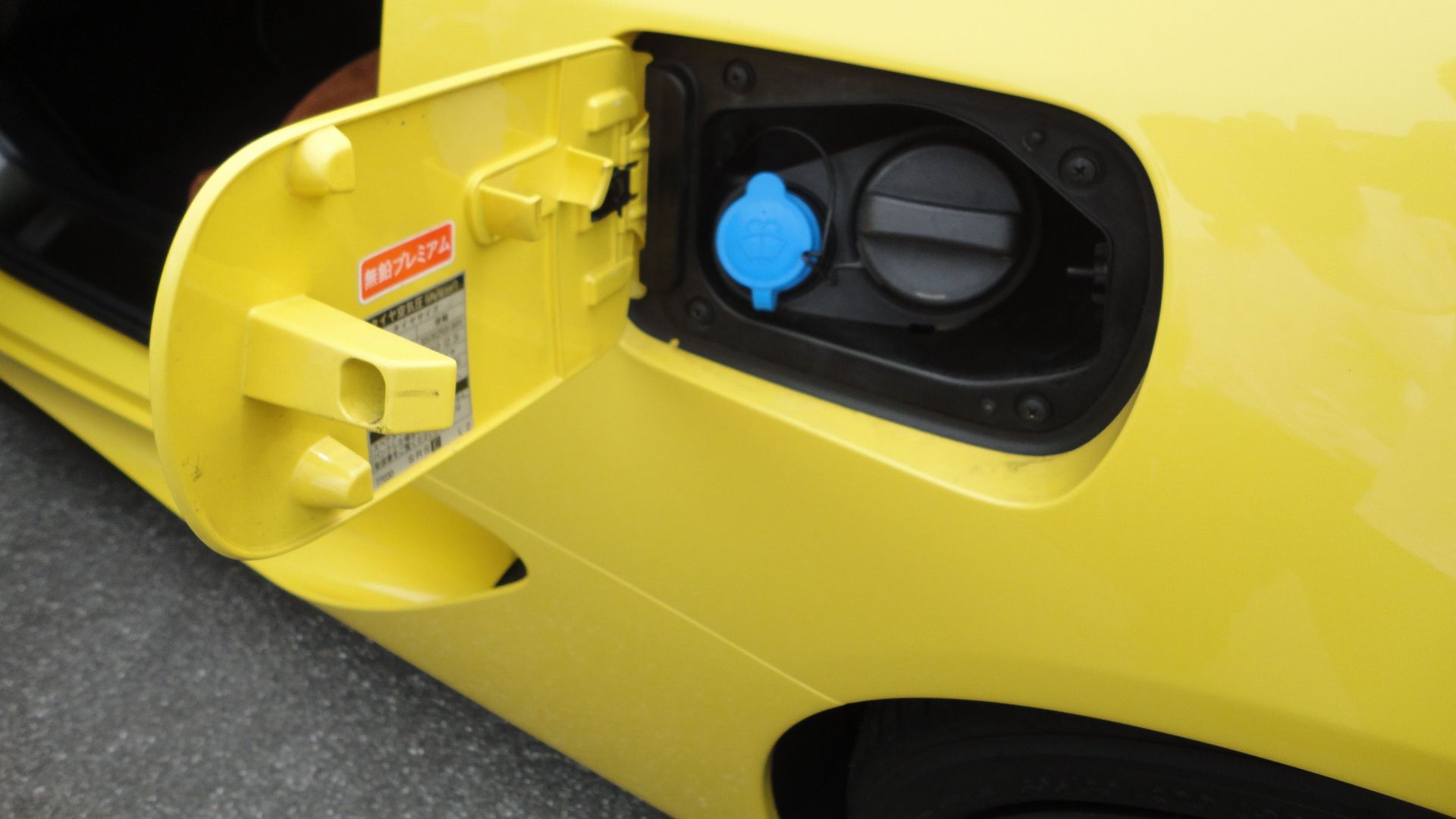 File:LEXUS LFA fuel filler tube opening.jpg