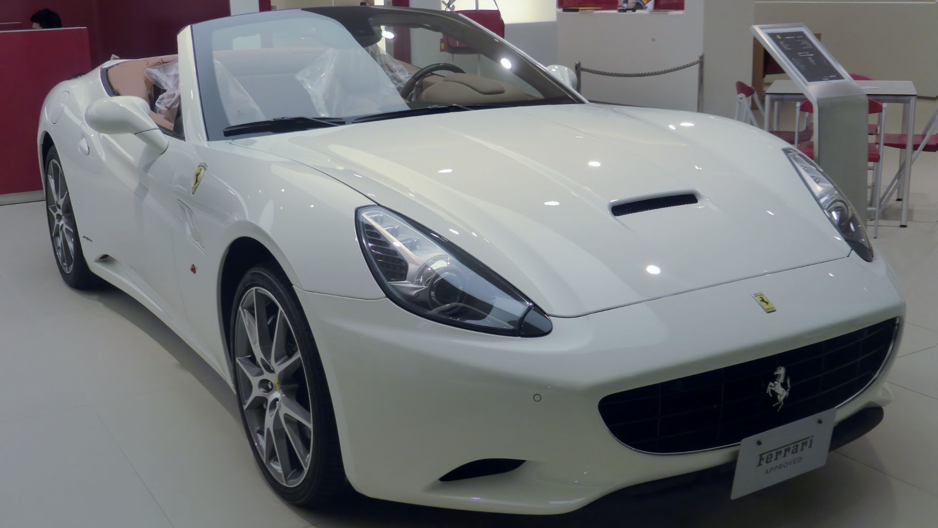 File:The frontview of Ferrari California 30.JPG