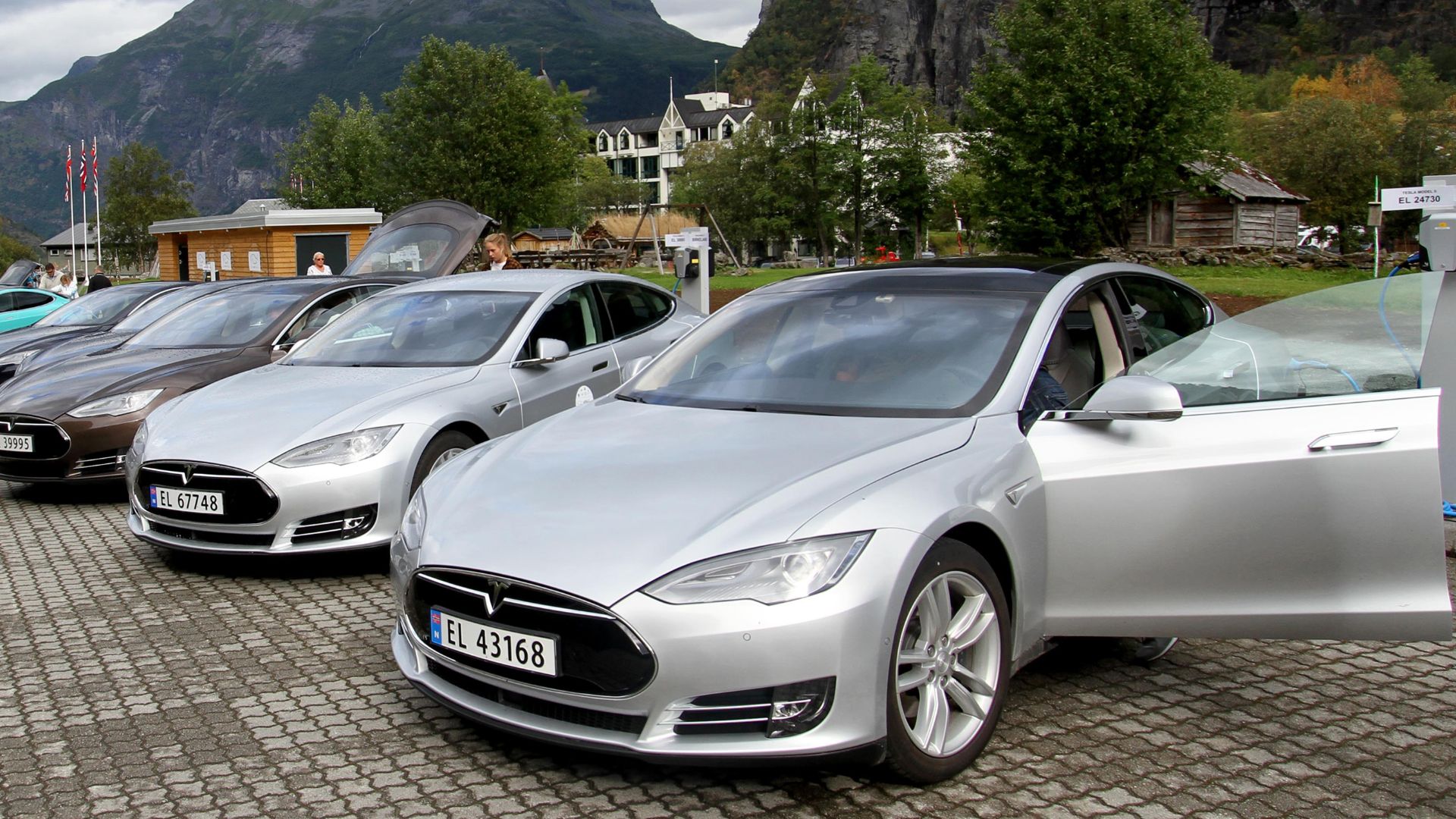 File:Five Tesla Model S electric cars in Norway.jpg