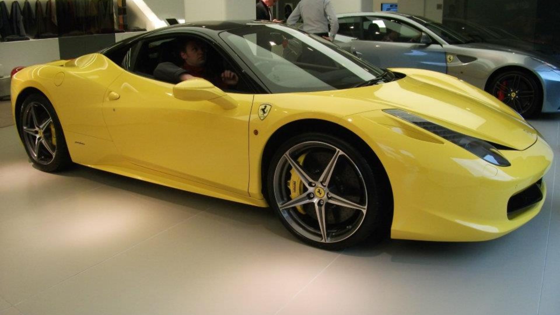 File:Ferrari 458 Italia in London dealership.jpg