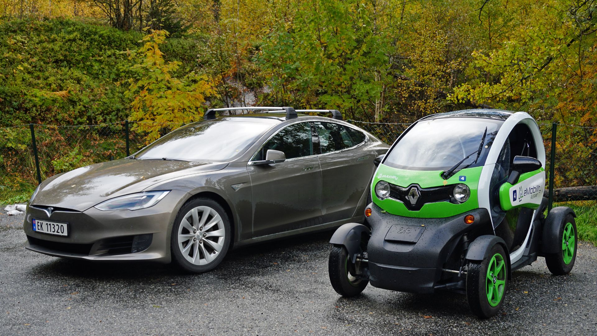 File:Electric cars Flydalsjuvet Geirangerfjord 10 2018 3154.jpg