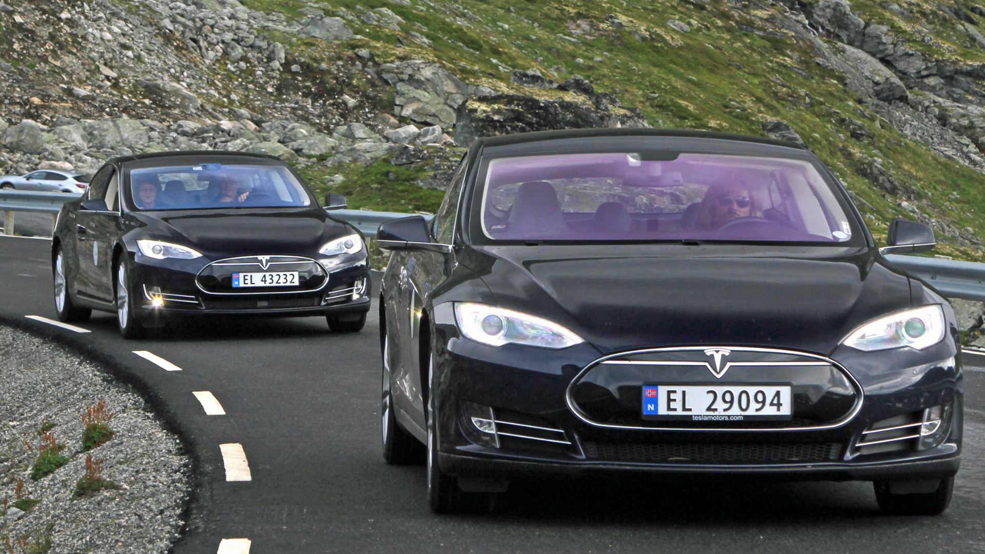 File:Elbilfestival i Geiranger two Tesla Model S electric cars.jpg