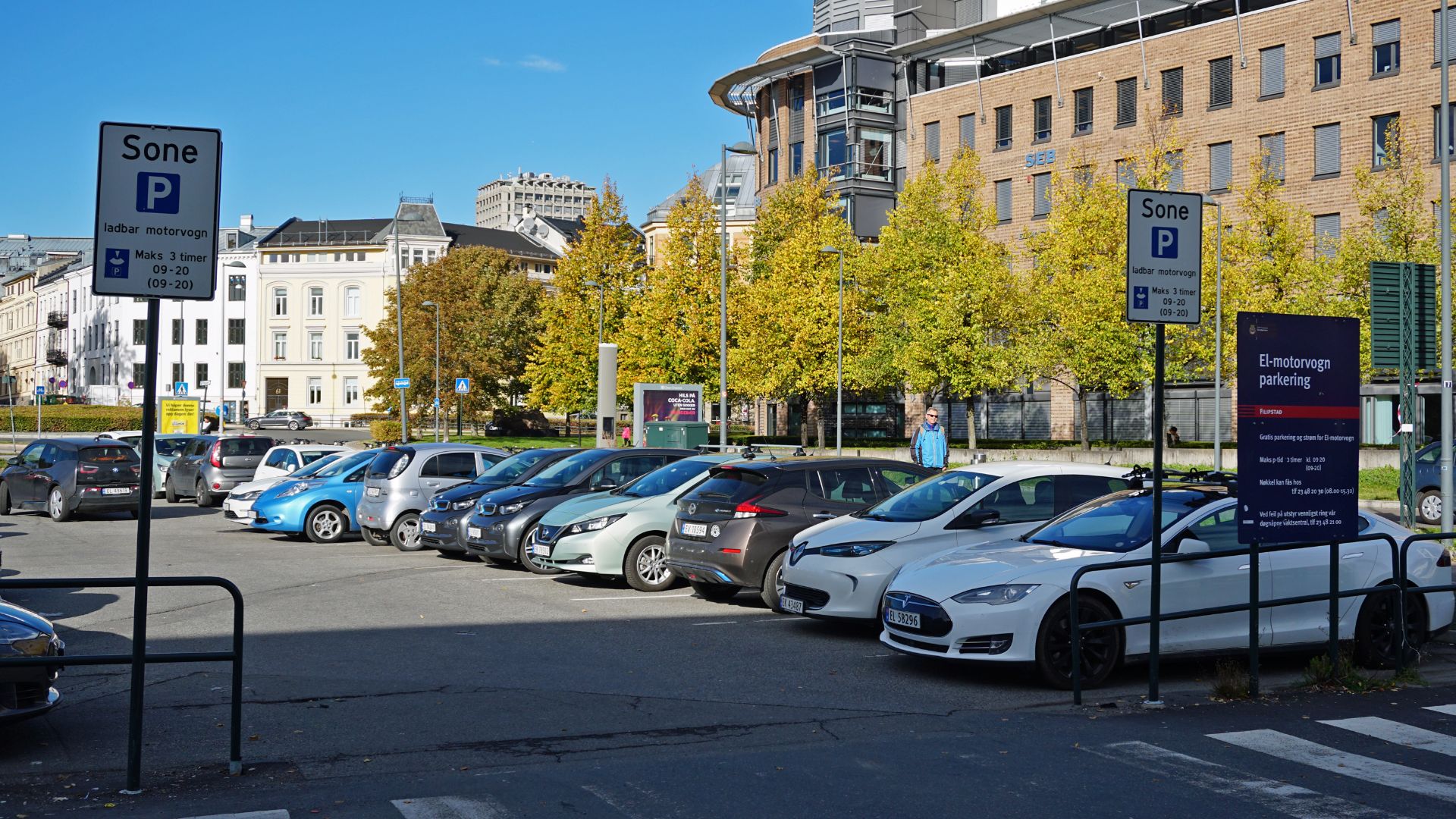File:EV parking lot Oslo 10 2018 3806.jpg