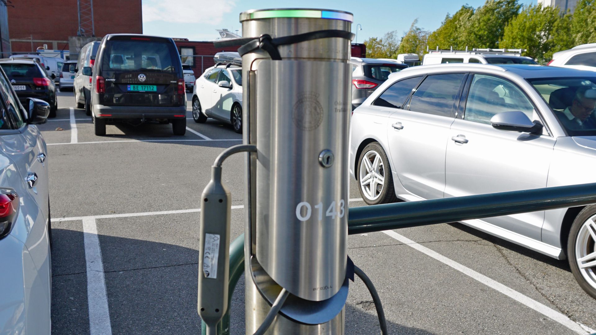 File:Charging pole EV parking lot Oslo 10 2018 3799.jpg