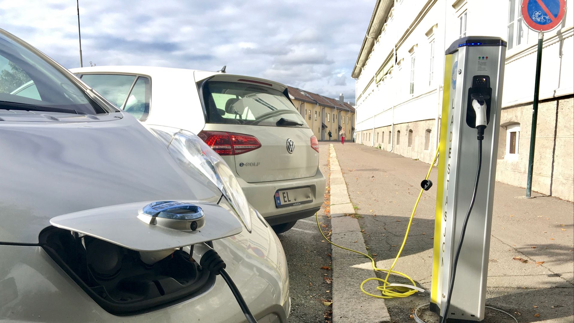 File:Electric vehicle charging station Ladestasjon for elbil Nissan VW e-golf Storgaten Tønsberg kommune Norway 2017-09-20 04.jpg